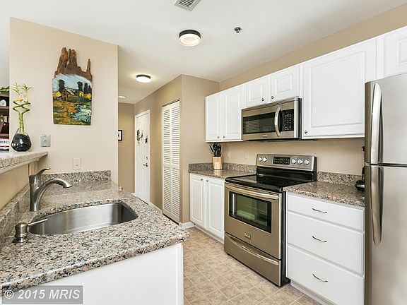 Renovated kitchen w/ granite/SS appls/new cabs