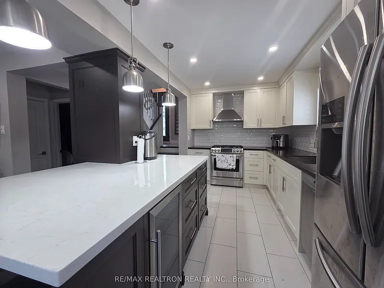 2 Lynedock Cres — Photo 1
