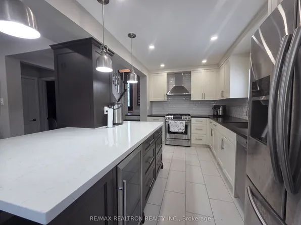2 Lynedock Cres, Toronto, ON M3A 2A8