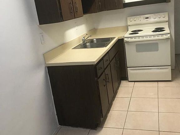 4th image of 4931 SW 65th Ave APT 3