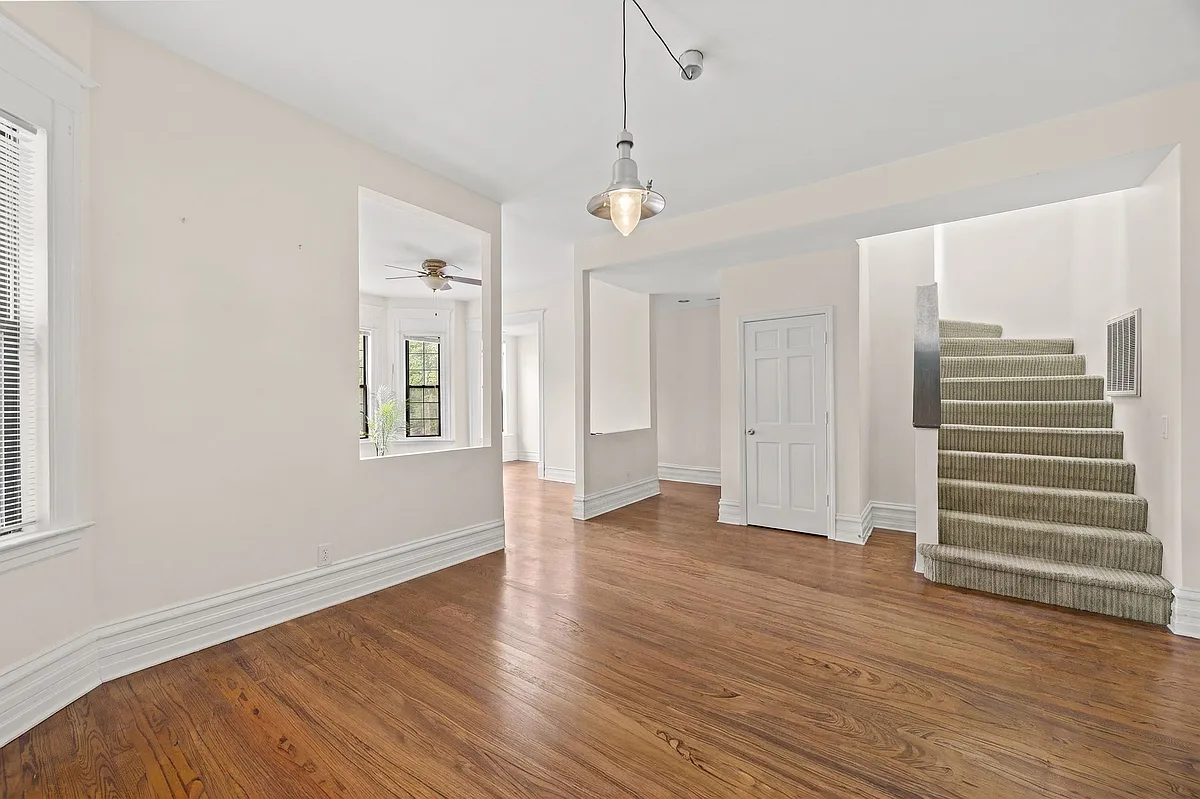 Building Photo - 3339 N Kenmore Ave #2