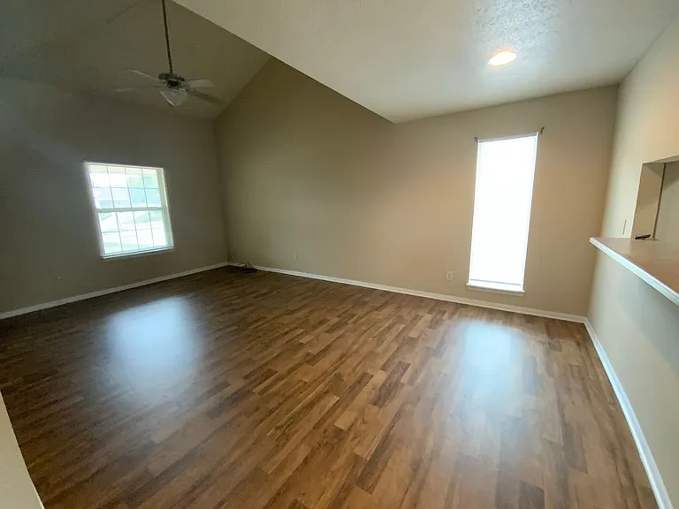 1605 Steamboat Ln — Photo 11