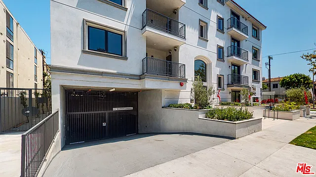 2 bed, 2.0 bath, 965 sqft, $4,000 — Photo 2