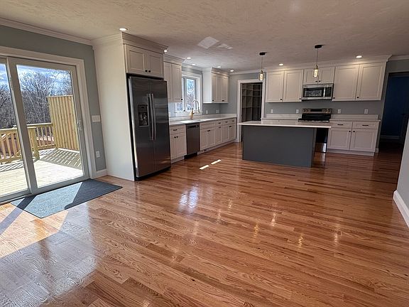 5th image of 193 E Spring St