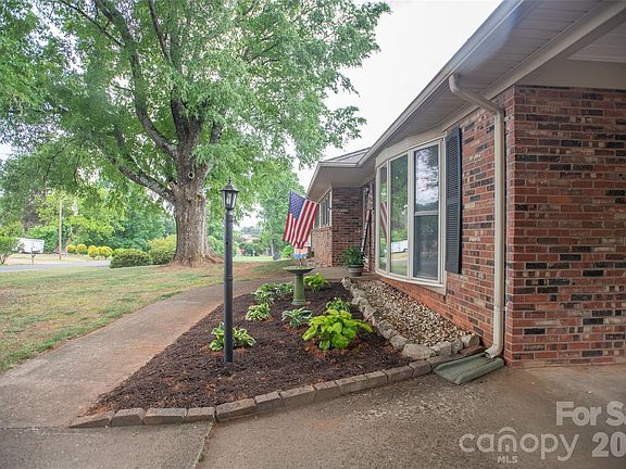 4th image of 5460 Clover St