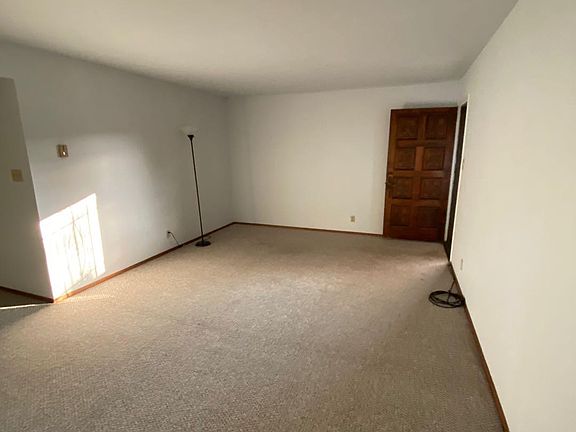 3rd image of 131 Jackson Ave