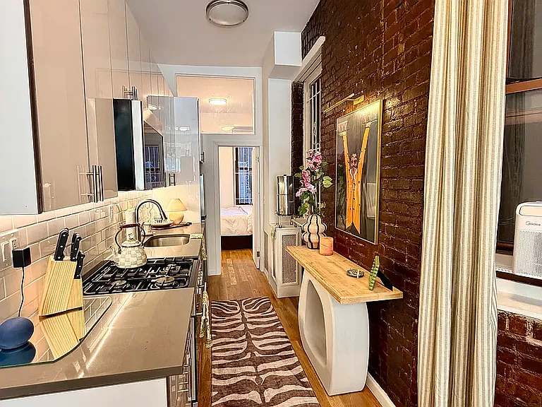 257 W 10th St #1E — Photo 17