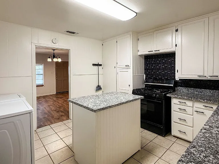 3221 Emory St — Photo 8