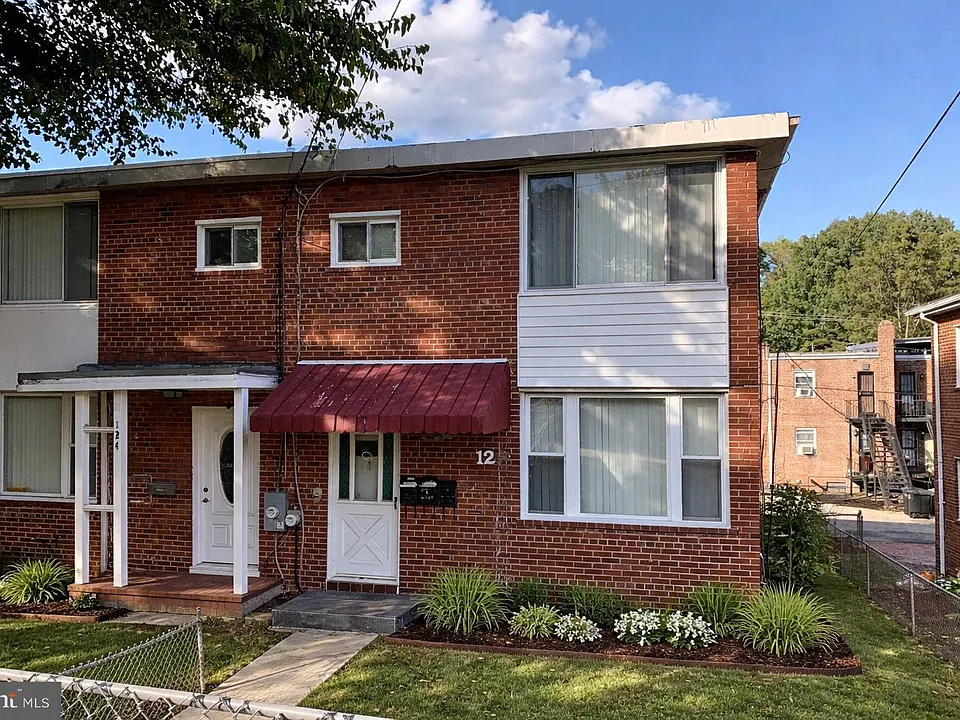 126 Webster St NE #1