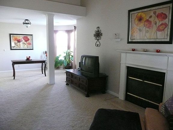 Living room w/ fireplace