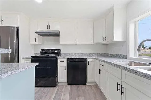 2521 Jayson St — Photo 6