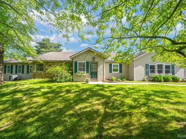 5370 Whipple Lake Rd, Clarkston, MI 48348