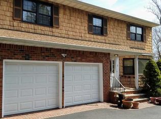 7 Vista Ct, Roslyn Heights, NY 11577