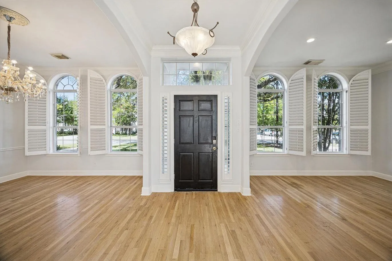 5 bed, 4.5 bath, 3287 sqft, $5,500 — Photo 2