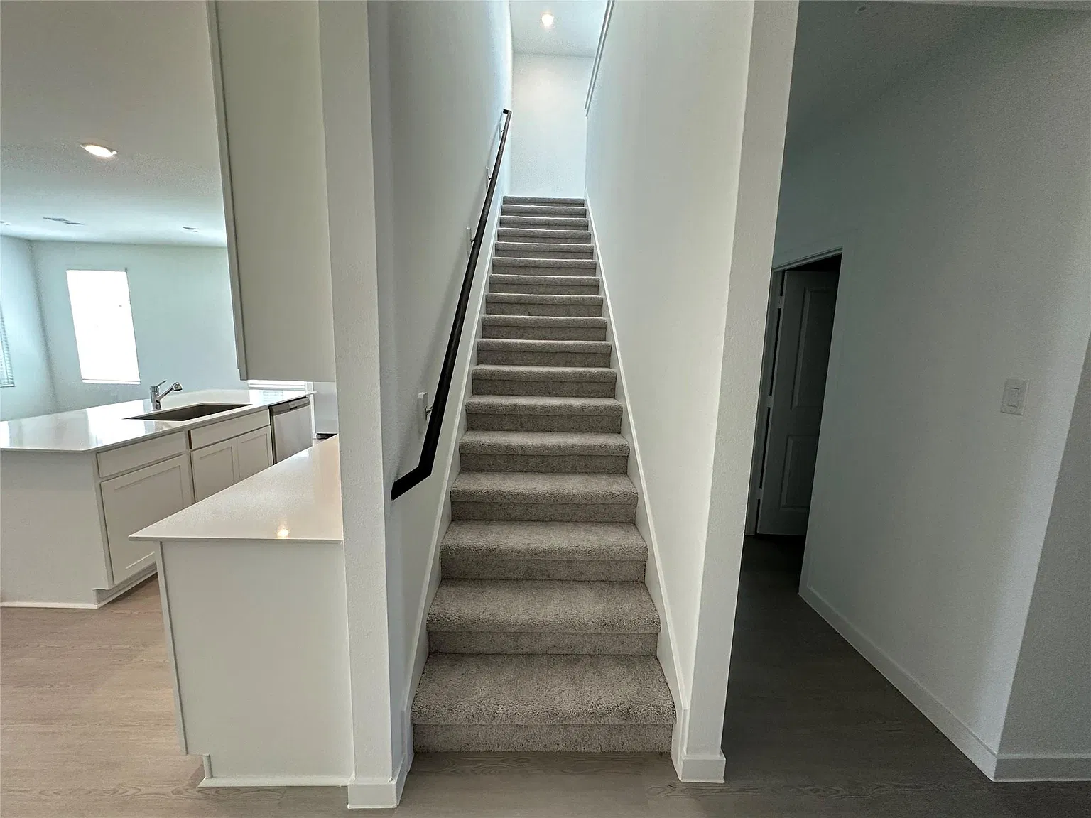5 bed, 4.0 bath, $3,200 — Photo 3