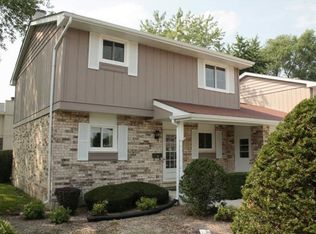 1122 Leicester Ct, Wheaton, IL 60189