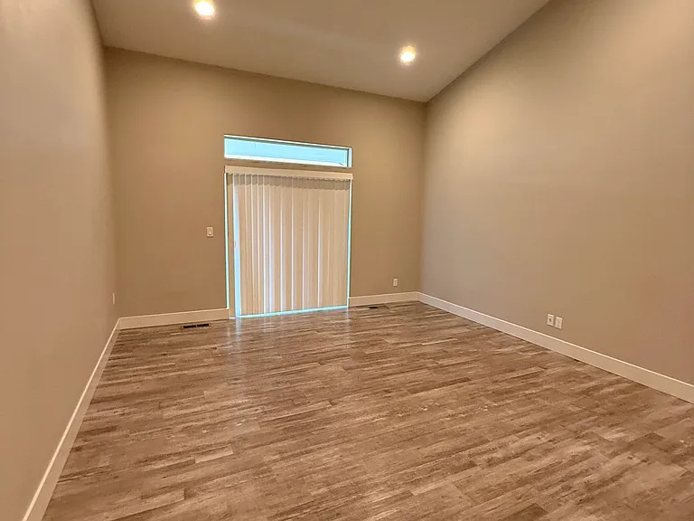 450 NE Pine St #450 — Photo 5