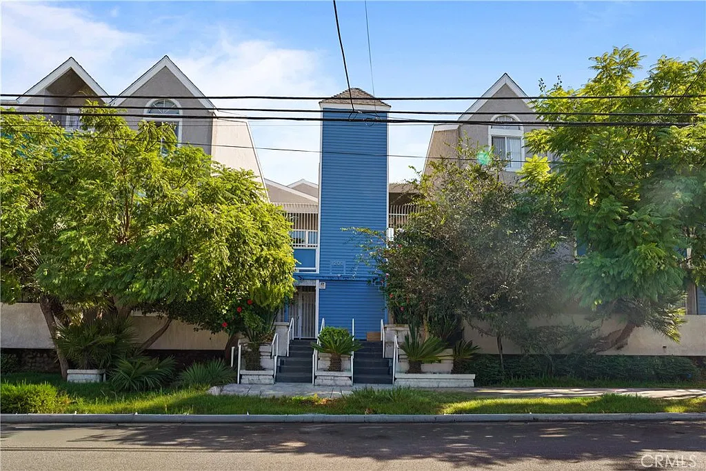 2 bed, 1046 sqft, $2,700 — Photo 2