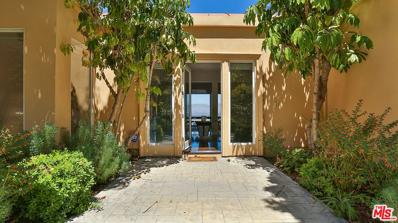 5 bed, 7.5 bath, 7331 sqft, $17,000 — Photo 2