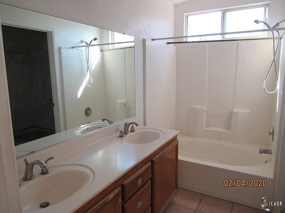 4th image of 658 Baywood St
