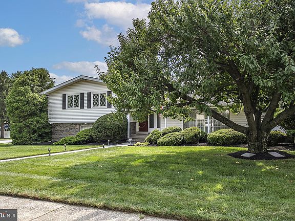 2nd image of 1930 Hemlock Rd W