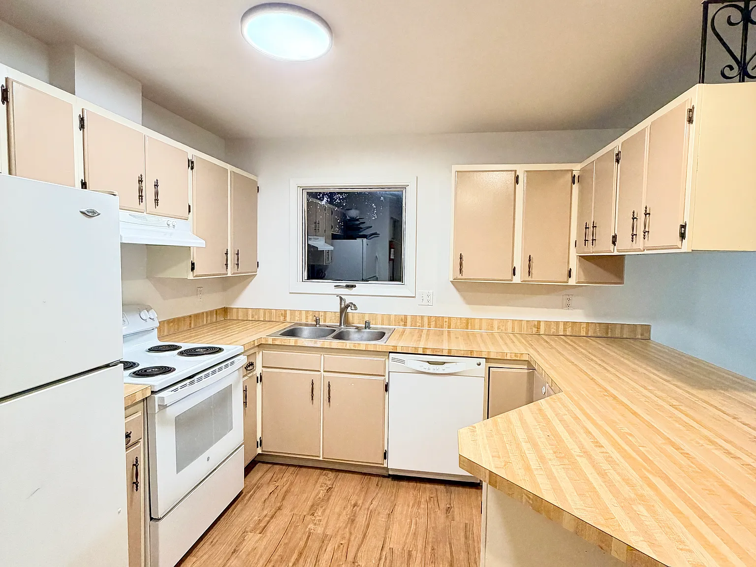 3 bed, 1420 sqft, $2,450 — Photo 3