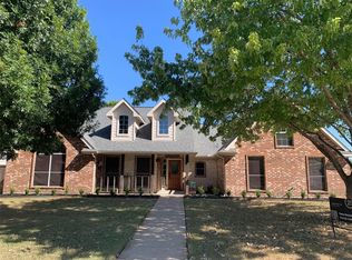 304 Canterbury Dr, Saginaw, TX 76179