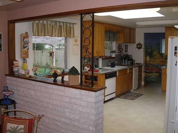 entry to kitchen