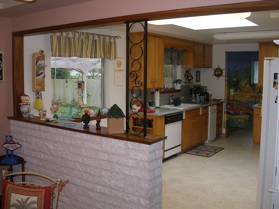 entry to kitchen