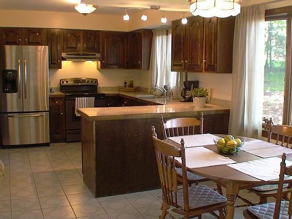 Updated - eat-in Kitchen with Granite Counter and Stainless Appliances