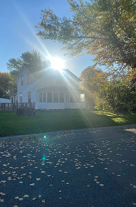 2nd image of 902 S Earling Ave
