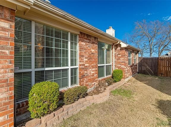 3rd image of 1004 Rockton Dr