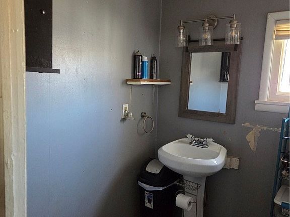 4th image of 913 Garfield Ave