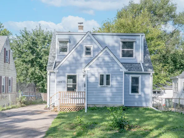 228 Highmoor Dr, Round Lake Park, IL 60073