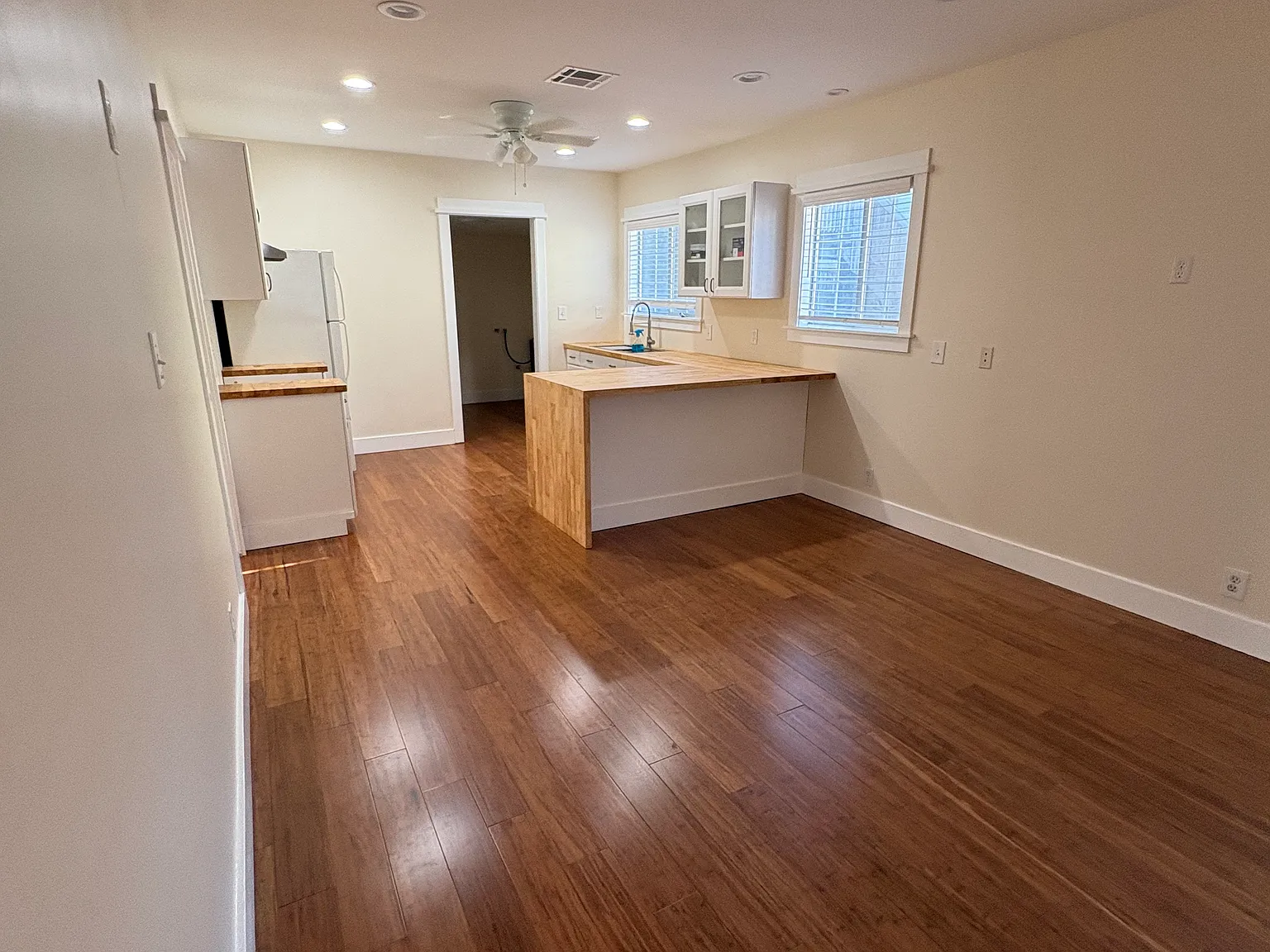 2 bed, 900 sqft, $3,295 — Photo 4