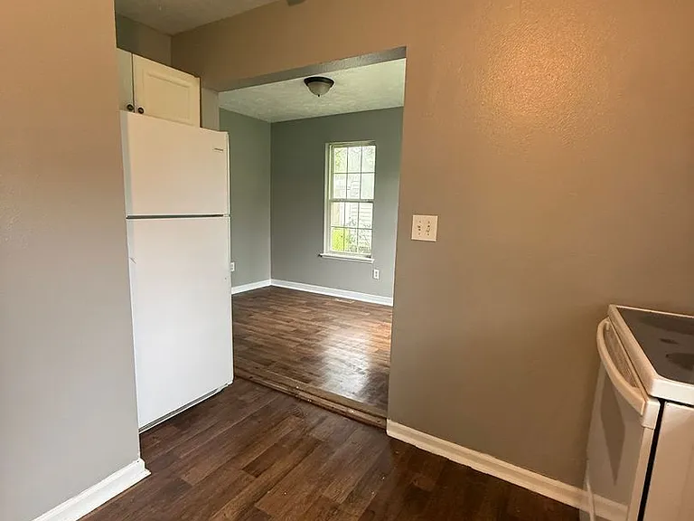 1134 N Brown Ave — Photo 3