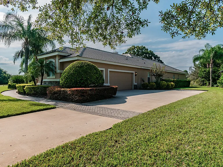 1107 Oxbridge Dr — Photo 4