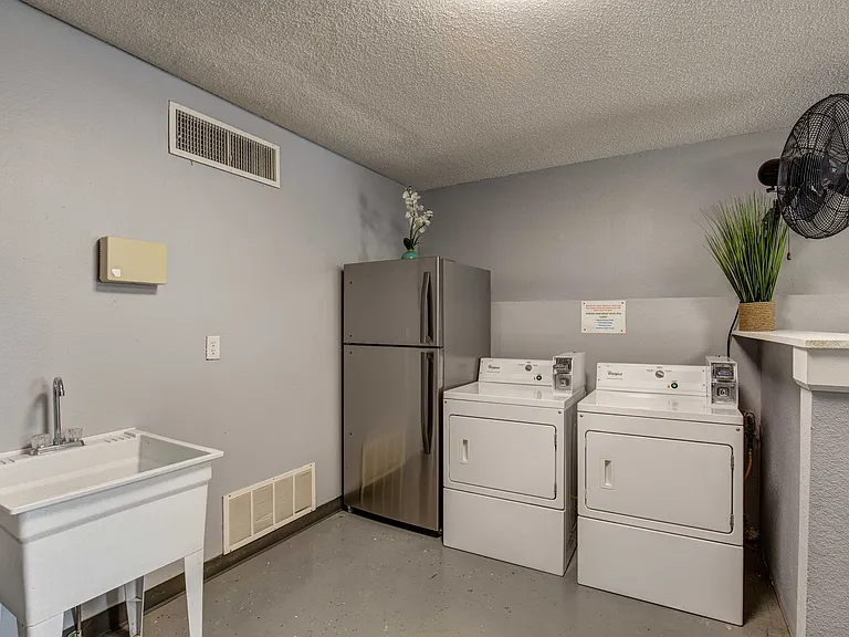 2420 Greenbriar Dr — Photo 22