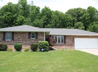 526 Cottonwood Dr, Salem, IL 62881