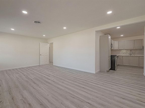 5th image of 715 W 9th St