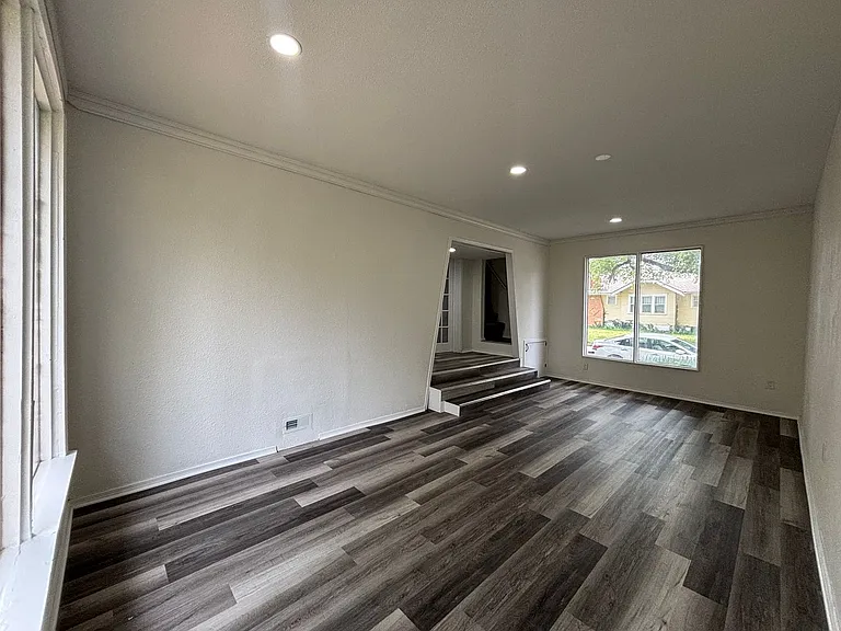 655 S Hillside St — Photo 4