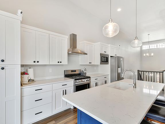 3rd image of 1120 Eaglewood Ave W