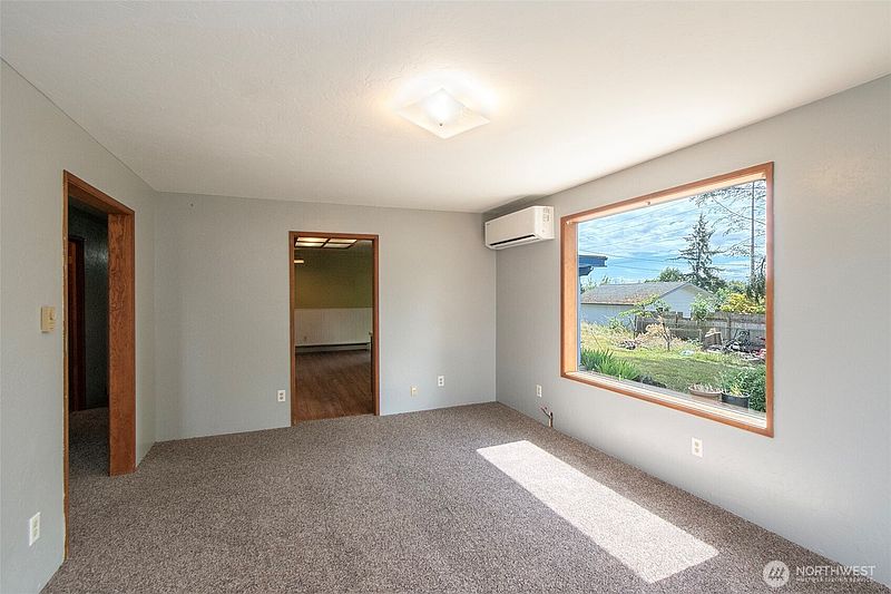 5th image of 915 W 11th St
