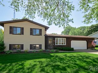 1512 N Millstream Dr, McHenry, IL 60050
