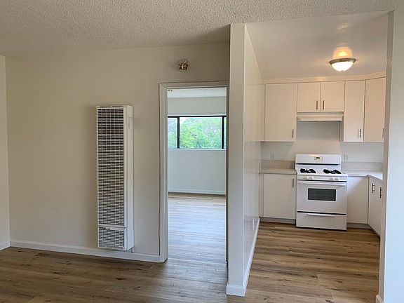 5th image of 1917 Vanderbilt Ln APT 7