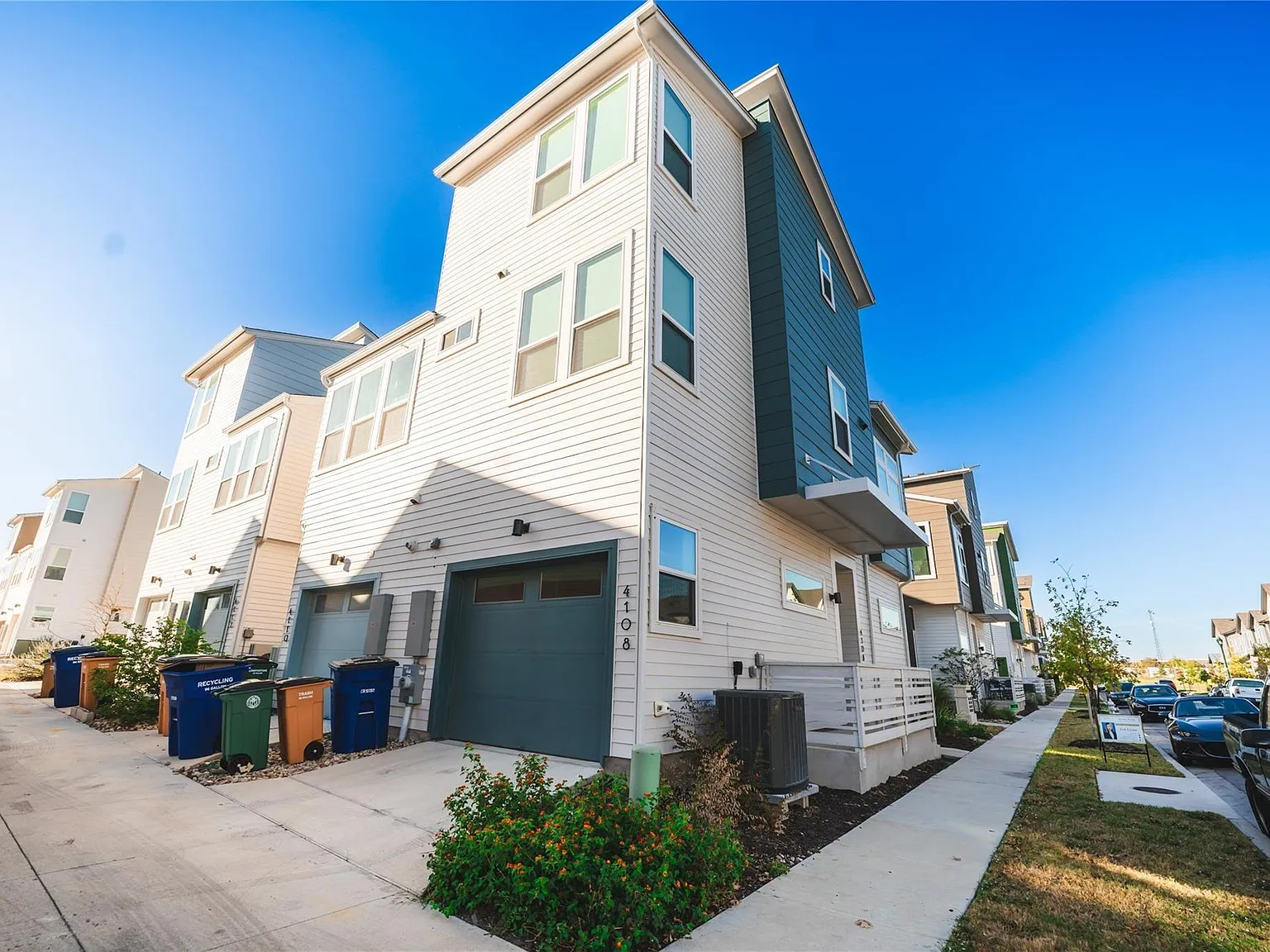 3 bed, 3.0 bath, 1275 sqft, $3,300 — Photo 2