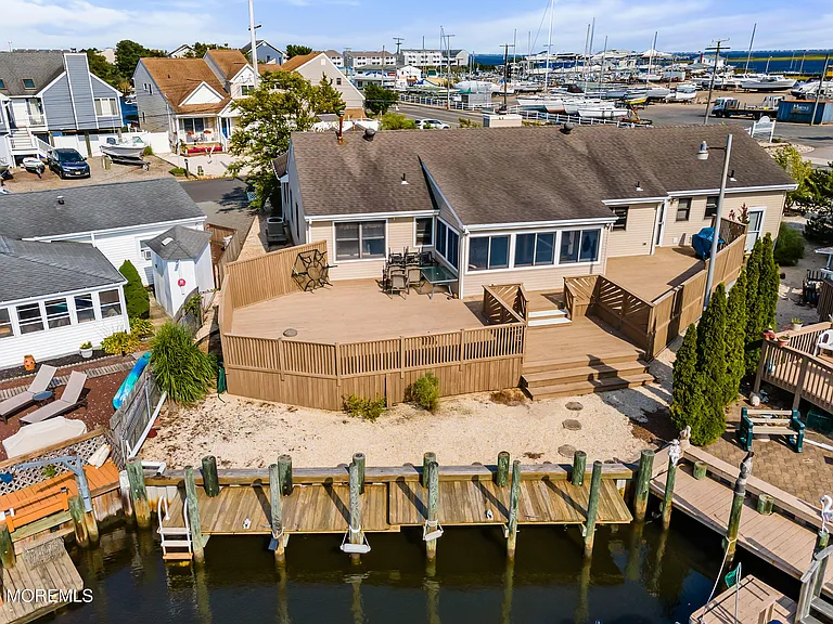466 E Bay Ave — Photo 25