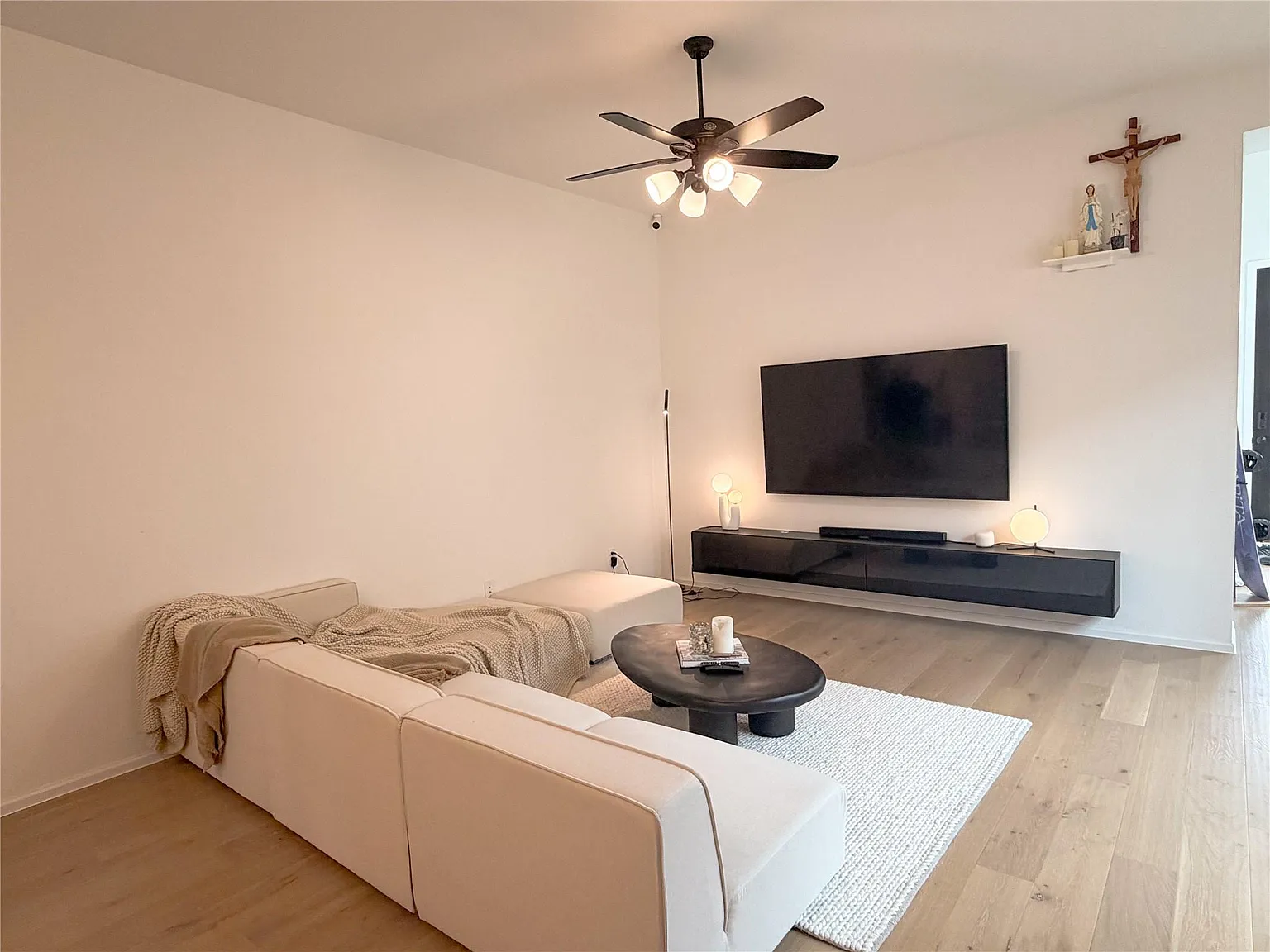 4 bed, 3.0 bath, 1736 sqft, $3,000 — Photo 4