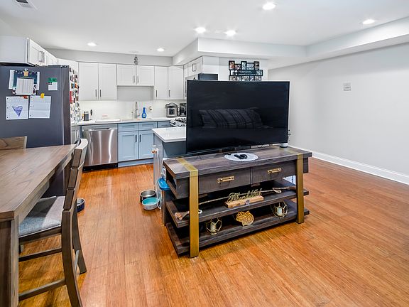 3rd image of 4637 N Dover St APT 1N