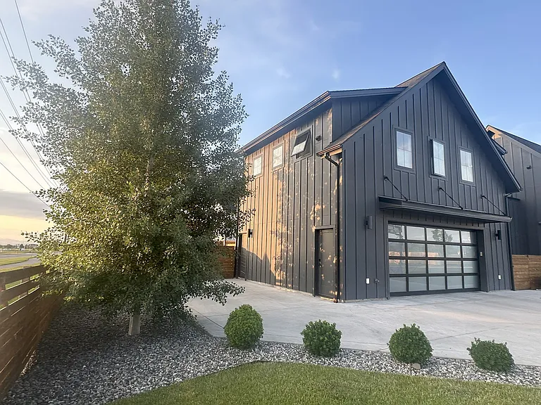 829 Auger Ln — Photo 2